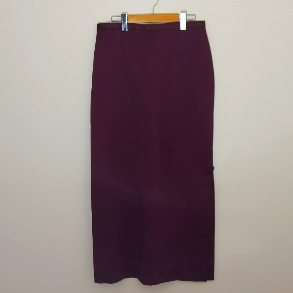 Burgundy back zippered Skirt with two side slits Polyester